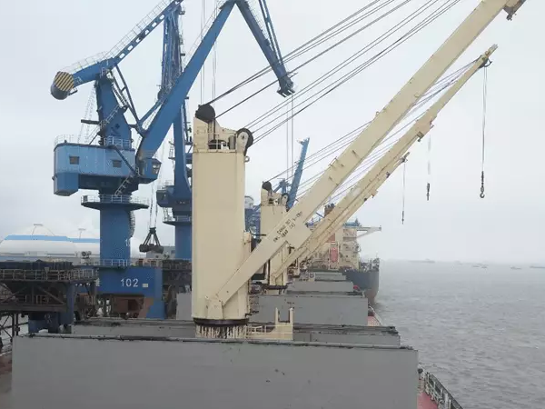 克令吊在安裝過程中如何保護周圍環境和設施?