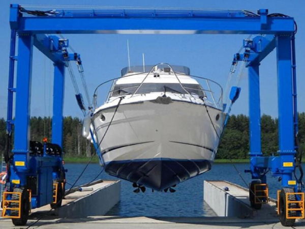 游艇吊如何應對惡劣天氣和海況？